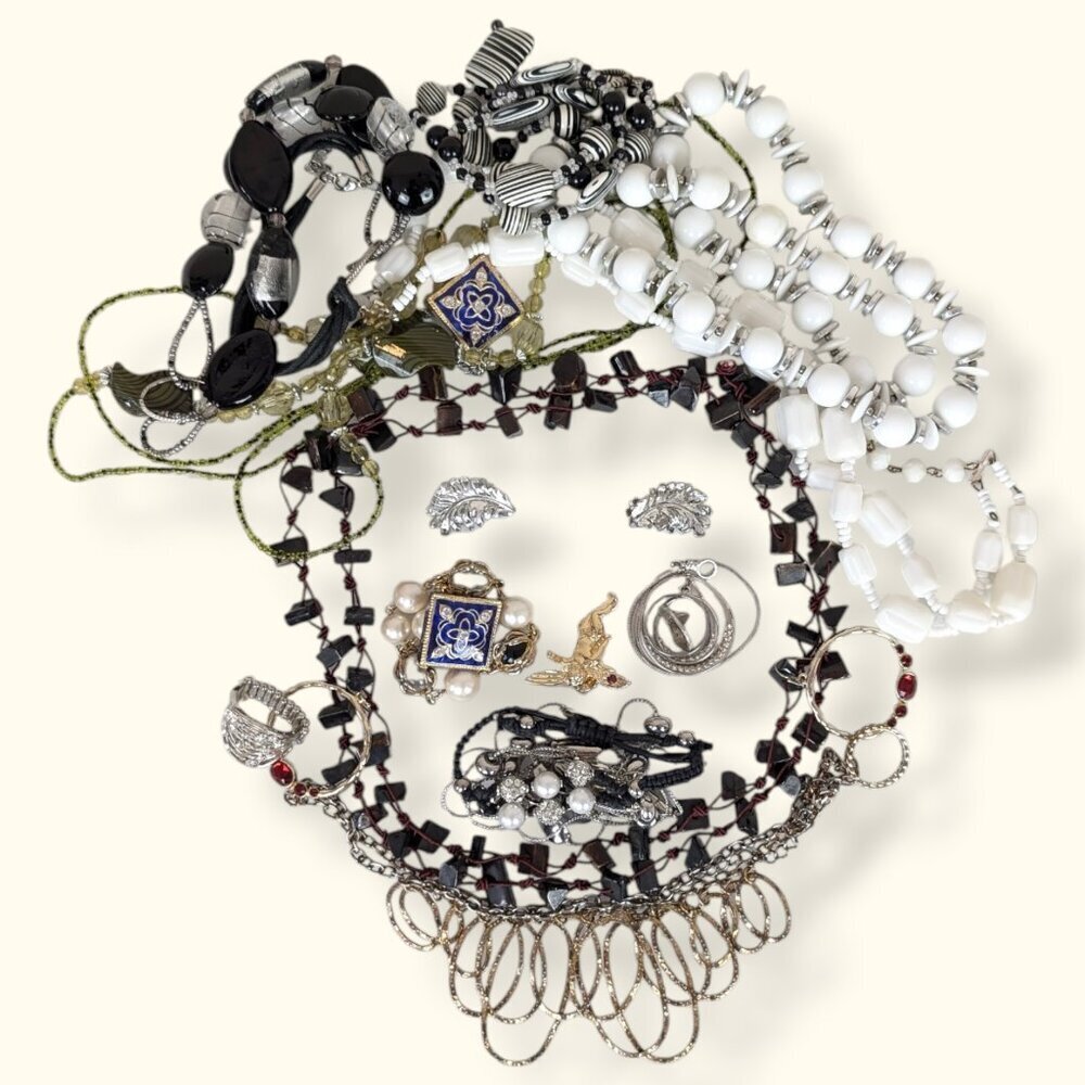 QUEENIE - Vintage To Now Jewelry Lot - 050